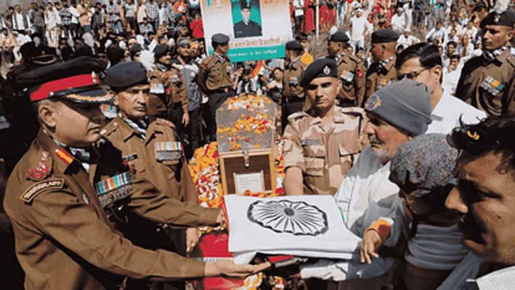 Sirohi: ग्रेनेडियर कमल किशोर का सैन्य सम्मान के साथ किया गया अंतिम संस्कार, सीने में दर्द के बाद हुई थी मौत