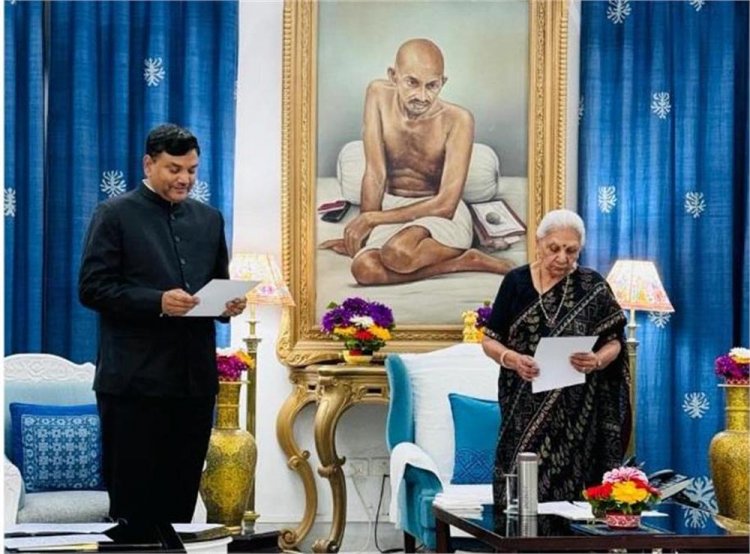 उत्तर प्रदेश की राज्यपाल आनंदीबेन पटेल ने आज नवनियुक्त मुख्य सूचना आयुक्तों को दिलाई शपथ