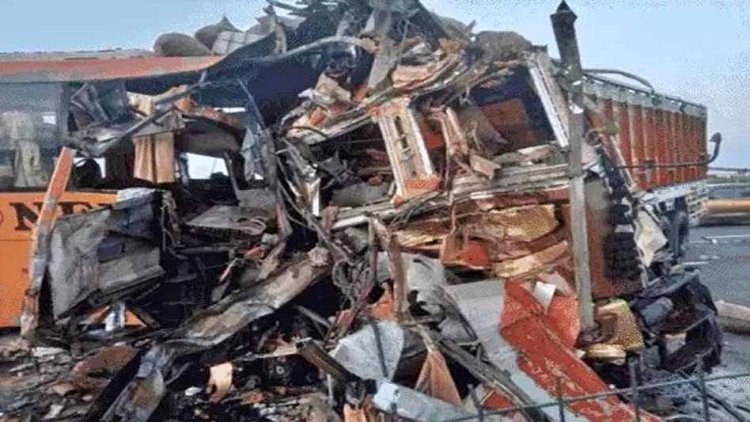 आगरा-लखनऊ एक्सप्रेसवे पर डिवाइडर तोड़कर बस दूसरी साइड में चल रहे ट्रक से टकराई, 4 की मौत और दर्जनों घायल