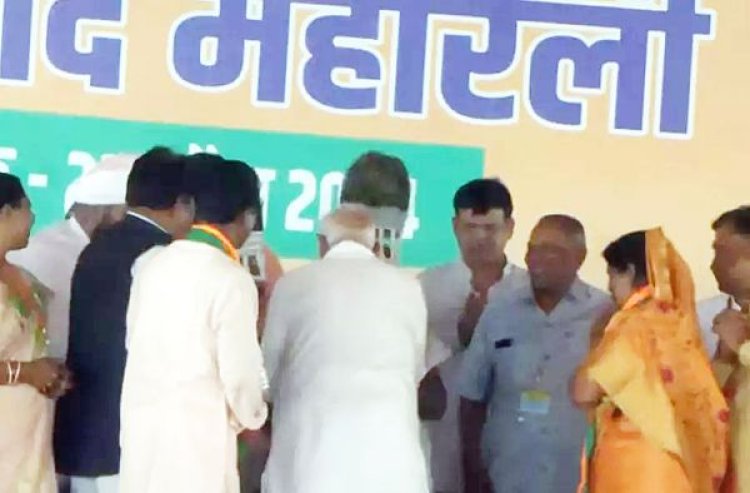 रामनामी समुदाय के सदस्यों से मिले प्रधानमंत्री नरेंद्र मोदी