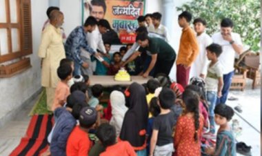 नवाजुद्दीन सिद्दीकी के 50वें जन्मदिन पर उनके गृहनगर बुढाना में खिलाया गया वंचित बच्चों को खाना