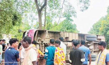 बाइक सवार को बचाने के चक्कर में यात्री बस पलटी, 6 जख्मी
