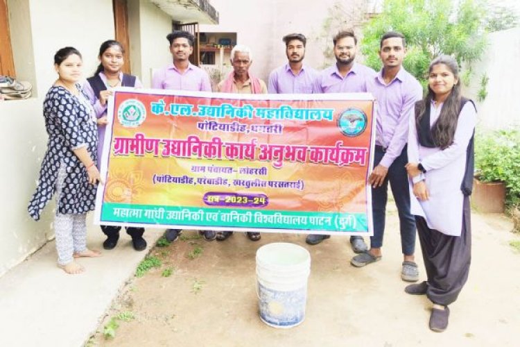 कृषि विद्यार्थियों ने किसानों को पूसा डीकंपोजर की दी जानकारी