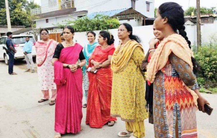 विधायक लता वार्डों में पहुंच कर रही हैं समस्याओं का समाधान