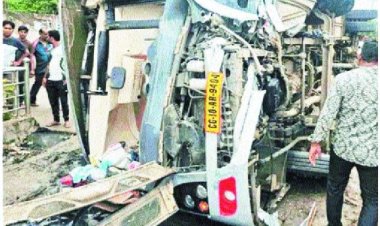 बाइक को बचाते बस पलटी, नवजात की मौत, 30 यात्री घायल