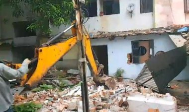 गोलीकांड :  दूसरे आरोपी के घर पर चला बीएसपी का बुलडोजर, गिराया अवैध कब्जा