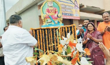 महाराजा अग्रसेन की प्रतिमा का अनावरण