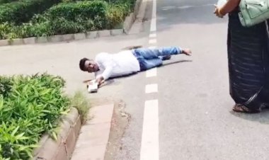 CG के सरपंच शत्रुहन चेलक ने दिल्ली में किया अनोखा प्रदर्शन