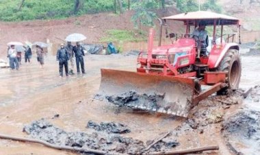 एनएमडीसी का डैम फूटने से डेढ़ सौ घरों को भारी नुकसान, मवेशी बहे