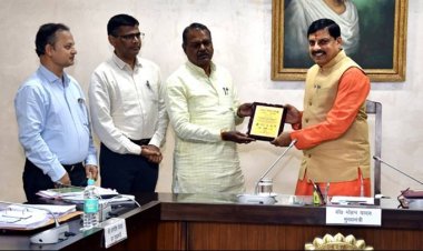 मुख्यमंत्री डॉ. यादव को भेंट किया हॉर्टिकल्चर और फूड प्रोसेसिंग का पुरस्कार