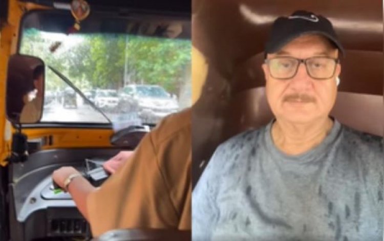 लग्जरी गाड़ी छोड़ ऑटो रिक्शा में बारिश का लुत्फ उठाने निकले अनुपम खेर