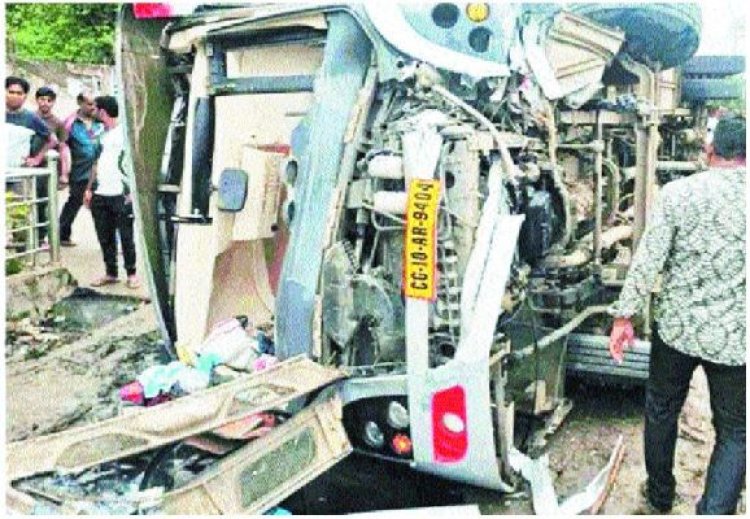 बाइक को बचाते बस पलटी, नवजात की मौत, 30 यात्री घायल