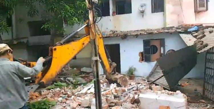 गोलीकांड :  दूसरे आरोपी के घर पर चला बीएसपी का बुलडोजर, गिराया अवैध कब्जा