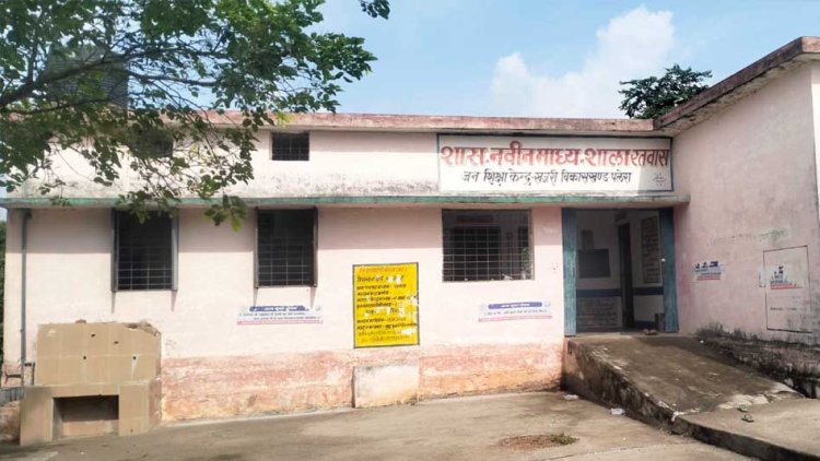 2009 का बना स्कूल पूरी तहसील ध्वस्त होने की कगार पर