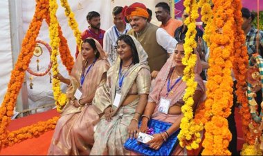 मुख्यमंत्री डॉ. मोहन यादव ने विजयपुर में रक्षाबंधन उत्सव में लाड़ली बहनों को झूला झूलाया।