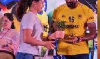 मनु भाकर ने हॉकी के दिग्गज पीआर श्रीजेश को भेंट की टी-शर्ट