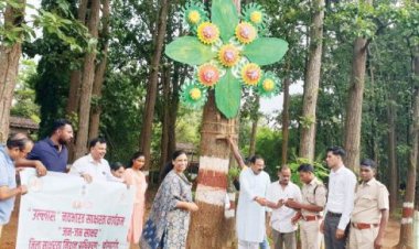 विधायक ने पेड़ को रक्षासूत्र बांध मनाया रक्षाबंधन