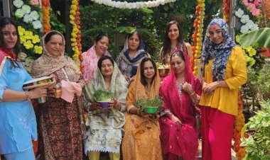 करवा चौथ की तरह सिंधी समाज ने मनाया तीजड़ी पर्व:पति की दीर्घायु के लिए महिलाओं ने रखा निर्जला व्रत, ज्वारे लेकर झूले पर बैठी