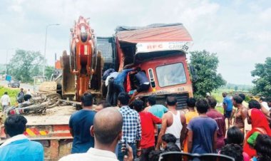 दो ट्रकों में भिड़ंत, एक गंभीर