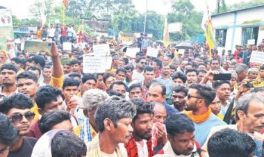 80 किमी पैदल चलकर 76 गांव के हजारों ग्रामीण पहुंचे भोपालपटनम, कहा जान देंगे पर जमीन नहीं