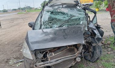 बेकाबू होकर कार डिवाइडर से टकराई:मुंबई के तीन व्यक्ति हुए घायल, तीनों इंदौर रेफर