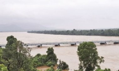 इंद्रावती खतरे के निशान से ऊपर, दर्जनों गांव बने टापू