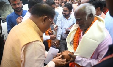 मुख्यमंत्री साय ने दिव्यांग को निःशुल्क बस पास वितरित कर किया सम्मान : दिव्यांगों यात्रा निःशुल्क होने से सुहाना हुआ सफर