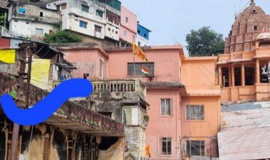 ओंकारेश्वर ज्योर्तिलिंग मंदिर से लगी धर्मशाला जर्जर:छज्जा गिरा तो मलबा श्रद्धालुओं पर गिरेगा; शिकायत के बावजूद कार्रवाई नहीं