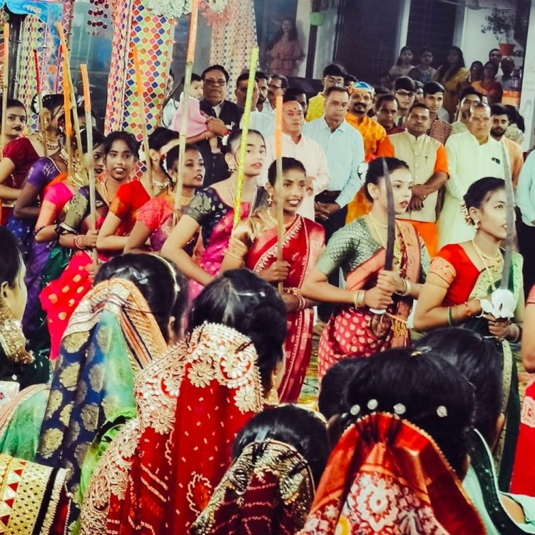 अलीराजपुर में नवरात्री पर डांडिया की धूम:पारंपरिक वेशभूषा में पहुंची महिलाएं, युवाओं ने गुजराती स्टाइल में किया गरबा