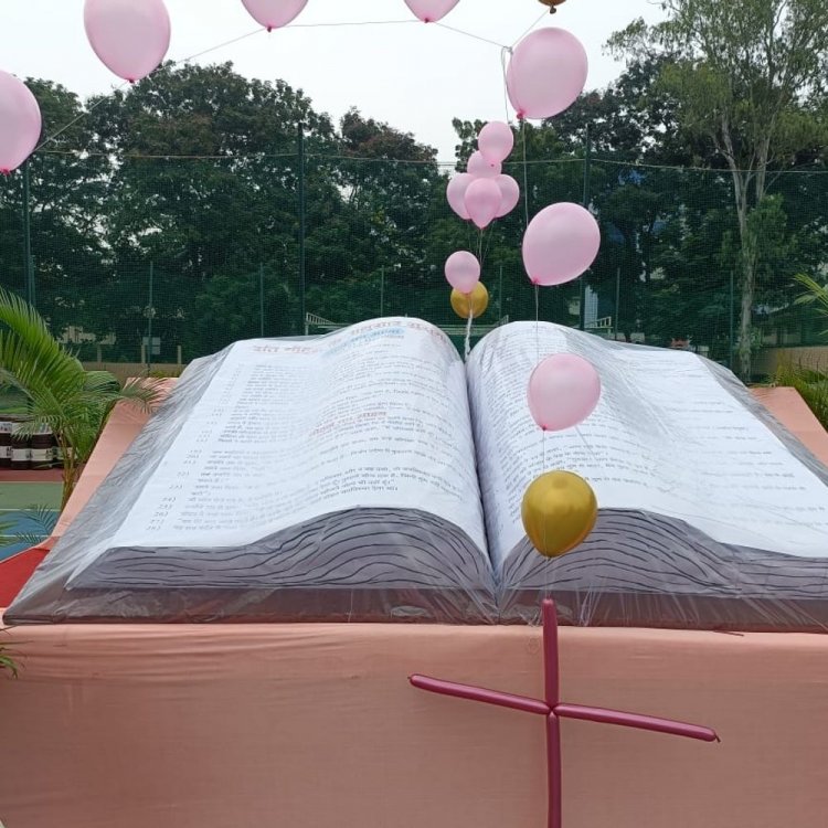 इंदौर में तीन दिवसीय बाइबल महोत्सव:कैथोलिक समुदाय ने प्रार्थना, बैलून रोजरी छोड़कर जुलूस निकाला, पवित्र मिस्सा भी हुई