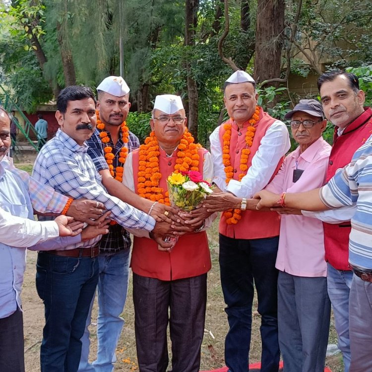 विश्वास पाटिल बने महाराष्ट्रीयन कुनबी पाटिल समाज के अध्यक्ष:पूर्व अध्यक्ष ने नई कार्यकारिणी को गुलदस्ता भेंट कर खिलाई मिठाई