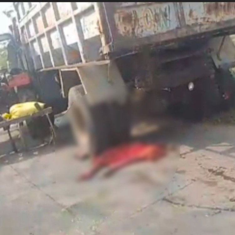 डंपर और ट्रैक्टर की भिड़ंत में महिला की मौत:4 लोग गंभीर, धान कटाई के लिए जा रहे थे; ग्रामीणों ने सड़क पर लगाया जाम