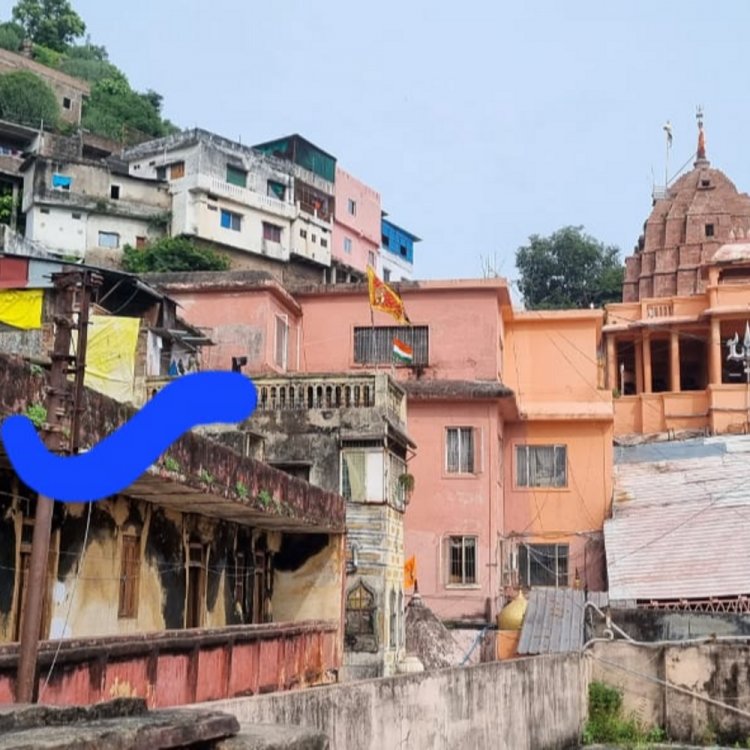 ओंकारेश्वर ज्योर्तिलिंग मंदिर से लगी धर्मशाला जर्जर:छज्जा गिरा तो मलबा श्रद्धालुओं पर गिरेगा; शिकायत के बावजूद कार्रवाई नहीं