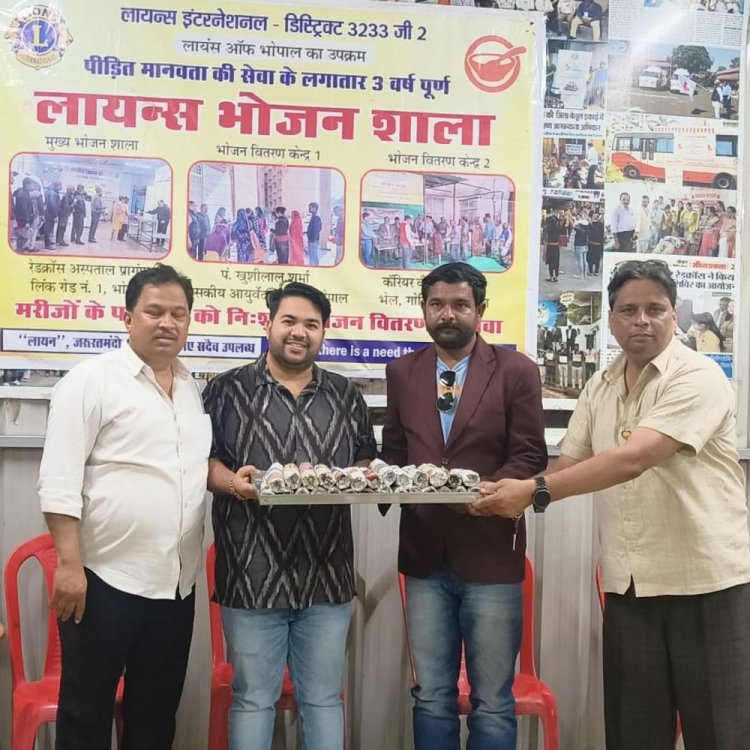 लायंस भोजनशाला रेडक्रॉस चिकित्सालय भोपाल में संध्या कालीन सेवा:मरीजों के परिजनों को वितरित किया पौष्टिक भोजन
