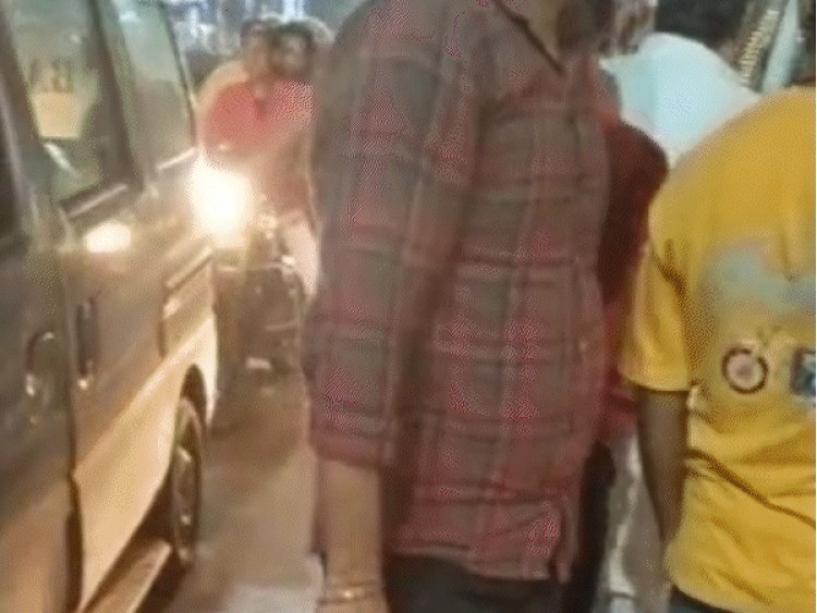 नो एंट्री जोन में ट्रक से उतरवा रहे थे सामान:टीआई ने चालान बनाया तो व्यापारियों ने ट्रांसफर कराने की धमकी दी