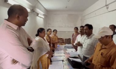 भोपाल कमिश्नर ने किया मतदान केंद्रों का निरीक्षण:वोटर लिस्ट अपडेशन की प्रोग्रेस से दिखे संतुष्ट, 28 नवंबर तक जोड़े-घटाए जाएंगे नाम