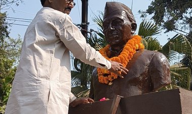 गुना में कांग्रेस ने किया पंडित नेहरू को याद:जयंती पर नेहरू पार्क में प्रतिमा पर किया माल्यार्पण; श्रद्धा सुमन अर्पित किए