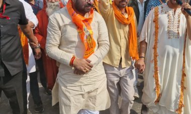 सनातन हिंदू एकता यात्रा में शामिल हुए सांसद साहू:पंडित धीरेंद्र शास्त्री से की 20 मिनट बात, 5 किमी यात्रा में भी चले