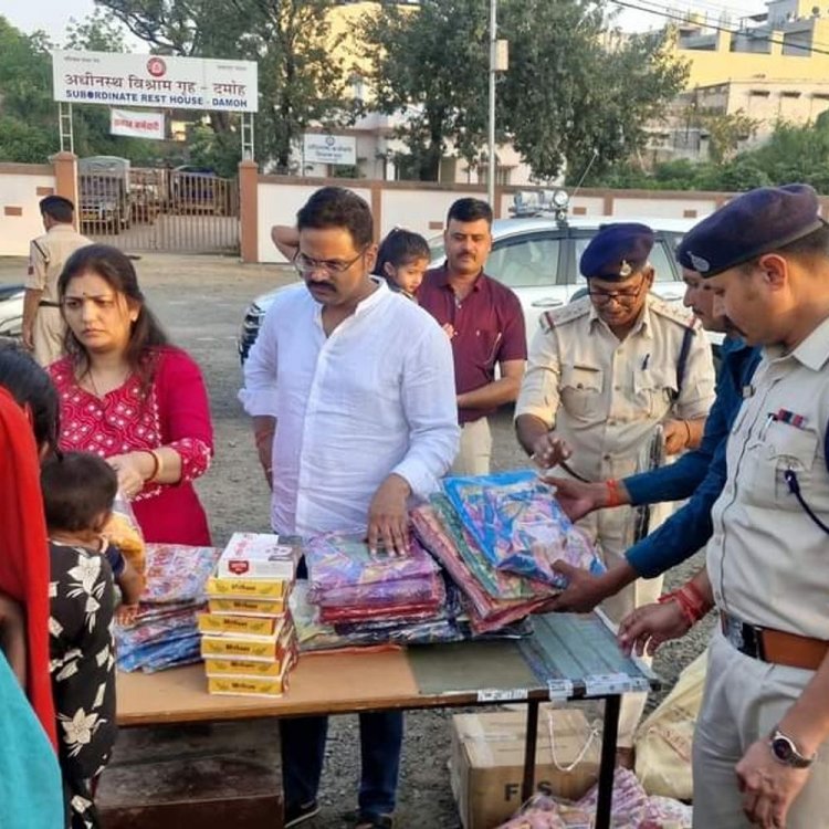 दमोह के चरयाई बाजार में पहुंचे एसपी सोमवंशी:रीब बच्चों को दीपावली पर बांटे उपहार, आम जनता में दिया प्रशासनिक सेवा का संदेश