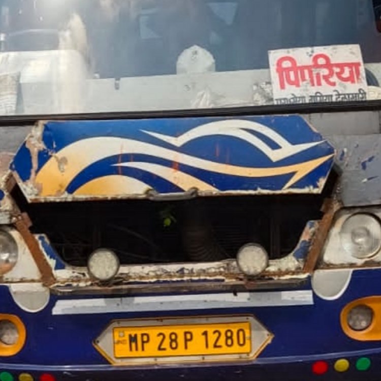 राहगीरों को टक्कर मारकर बोलेरो में घुसी बेकाबू बस:छिन्दवाड़ा के परासिया में हुआ हादसा; 4 घायल, एक जिला अस्पताल रेफर