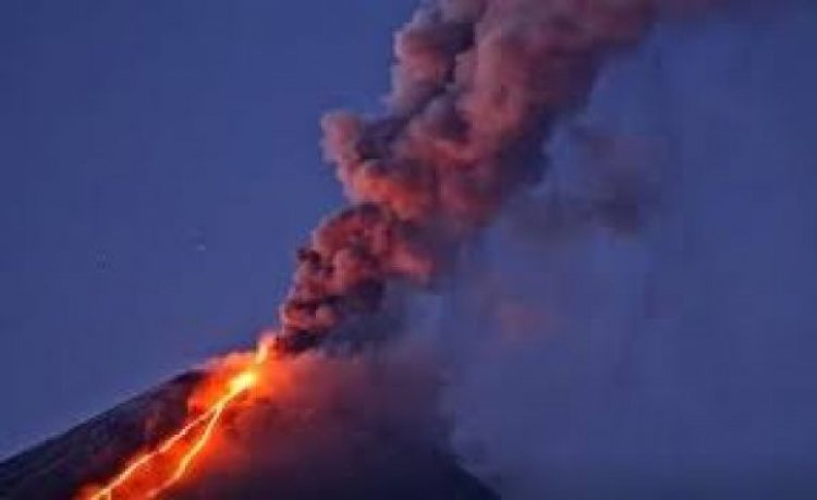इंडोनेशिया में ज्वालामुखी विस्फोट से कई मकान जलकर खाक, कम से कम छह लोगों की मौत