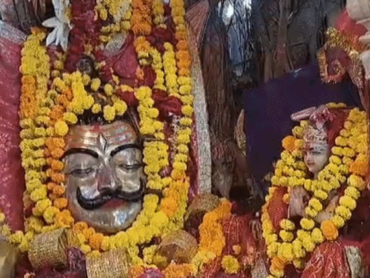 उज्जैन में सिद्ध वट पर दूध चढ़ाने लगी कतार:पूर्वजों के निमित्त पिंडदान-तर्पण किया; कल पूर्णिमा पर शिप्रा स्नान कर करेंगे दीपदान