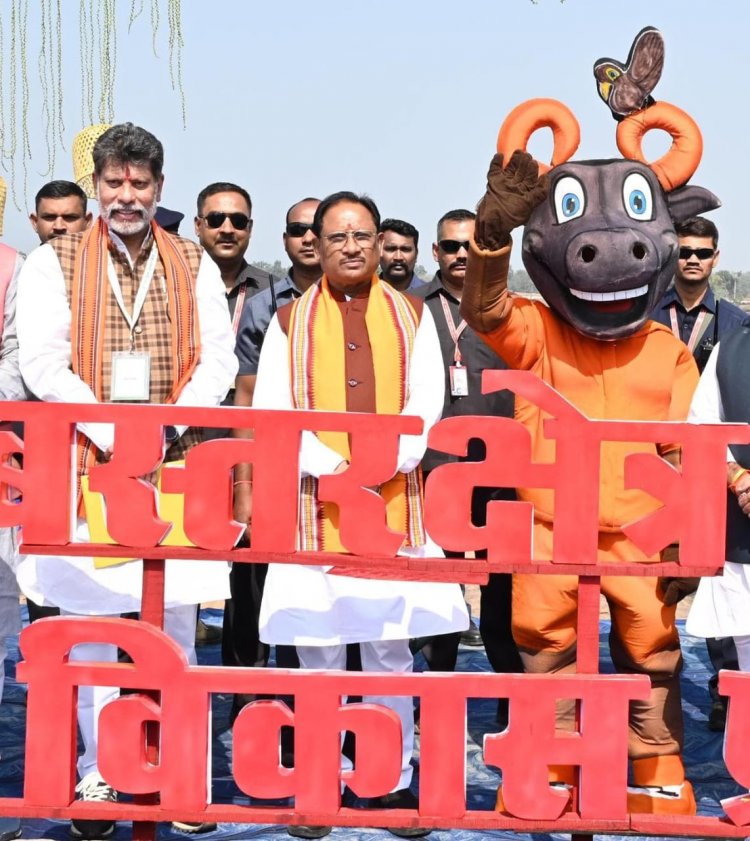 रायपुर : मुख्यमंत्री श्री विष्णु देव साय का बस्तरिया अंदाज में हुआ स्वागत