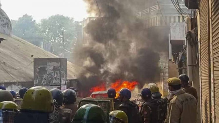 संभल हिंसा : शहर में फिलहाल अघोषित कर्फ्यू जैसा माहौल, सपा सांसद और विधायक के बेटे सहित 2500 पर FIR