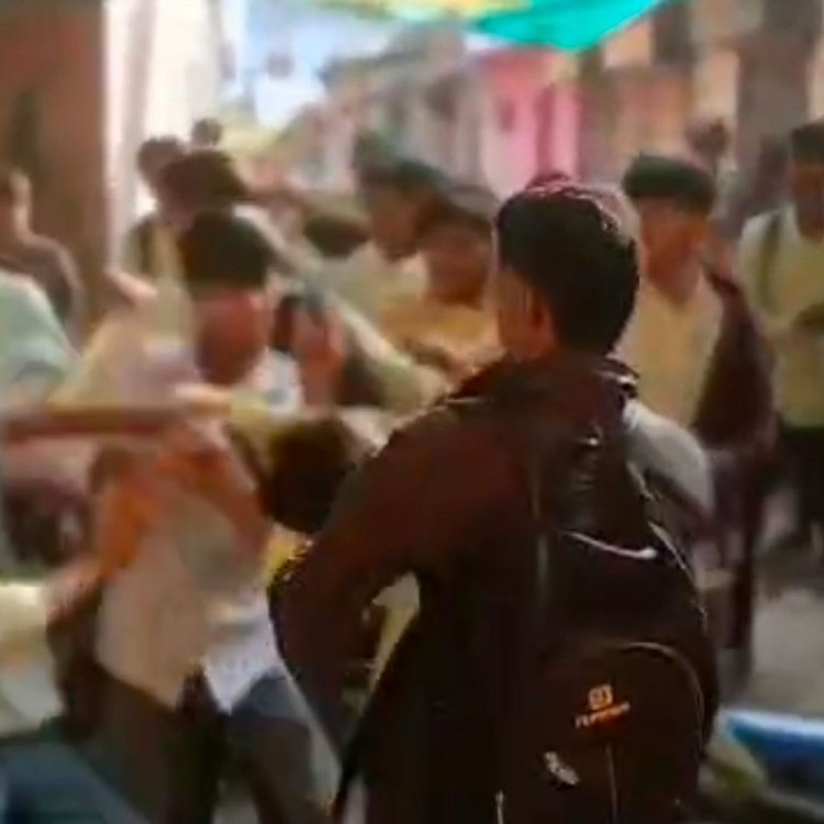 श्योपुर के एक्सीलेंस स्कूल में छात्रों के बीच चले लात-घूंसे:मामूली कहा-सुनी को लेकर जमकर हुई मारपीट, वीडियो हुआ वायरल