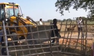 गुनौर के सुंगरहा गांव में चला प्रशासन का बुलडोजर:पानी की टंकी के निर्माण में बाधा बन रहे अतिक्रमण को हटाया