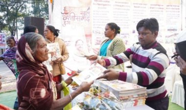 जनसंपर्क विभाग के प्रदर्शनी में शासकीय की योजनाओं, कार्यक्रमों और उपलब्धियों को किया गया है प्रदर्शित, वितरित किए जा रहे पुस्तक, ब्रोसर, बुकलेट के माध्यम से योजनाओं और कार्यक्रमों की जानकारी लेकर ले सकते हैं इसका लाभ