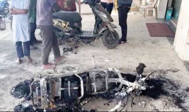 स्कूटी में आग लगा युवती फरार, सीसीटीवी में कैद