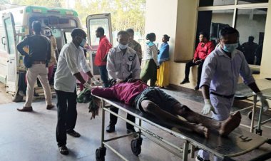 ग्रामीणों से भरी गाड़ी खाई  में, 4 मौतें, 35 घायल