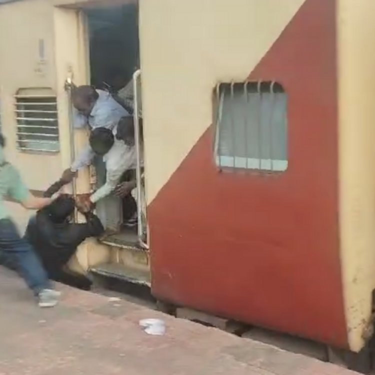 चलती ट्रेन में चढ़ते युवक की टीचर ने बचाई जान:नागपुर -शहडोल ट्रेन में चढ़ते समय बाल -बाल बचा, सोशल मीडिया में वीडियो आया सामने